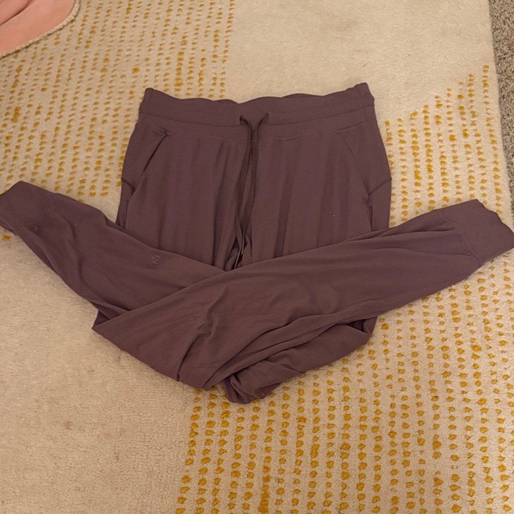 Lululemon mauve joggers/sweatpants